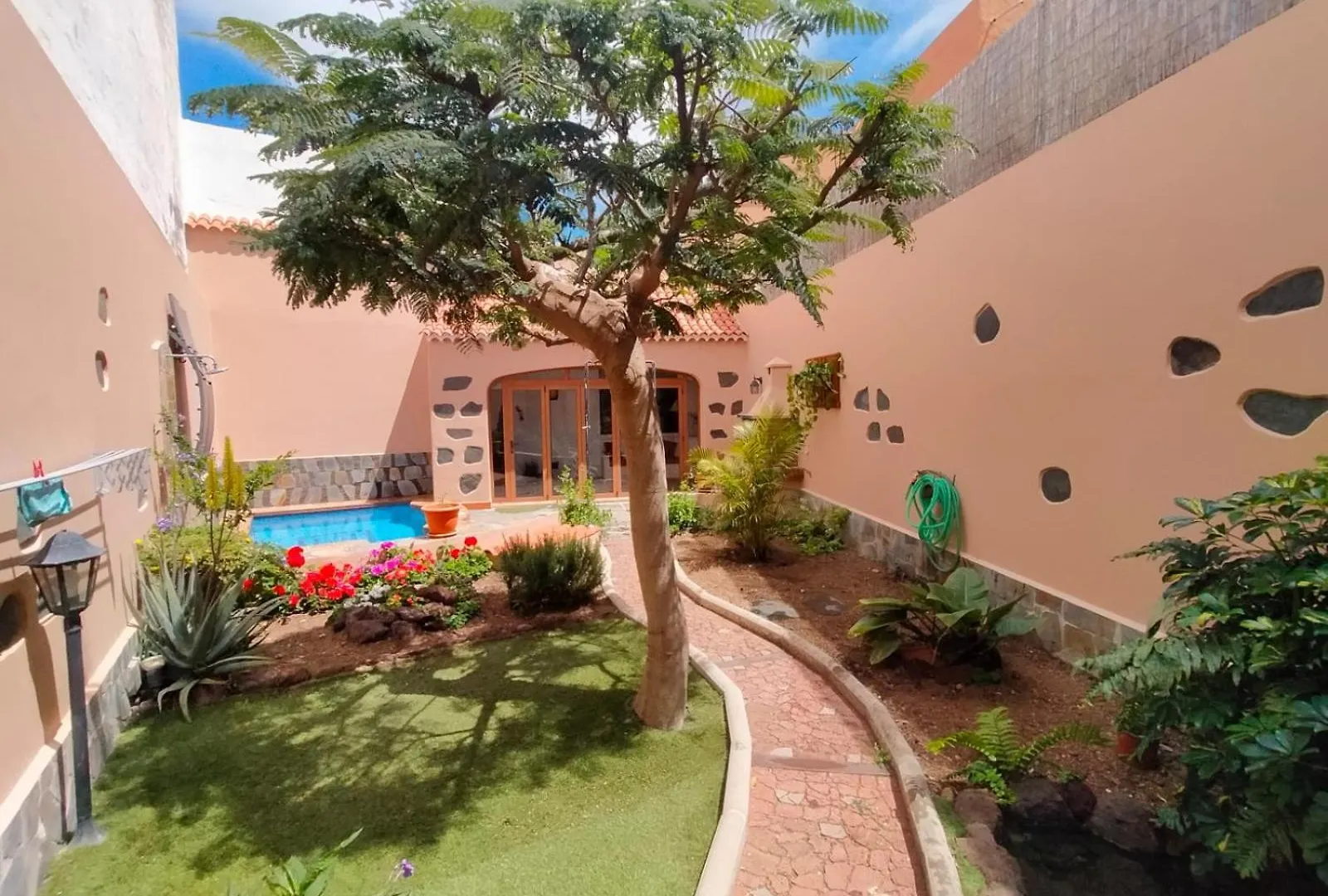 Vivienda Vacacional Los Guaniles contacts